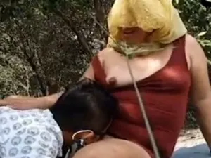 Cặp cô vợ ông chồng dâm quay clip sex trong rừng