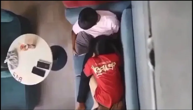 Quay lén con ghệ liếm bú cho em người yêu nơi công cộng
